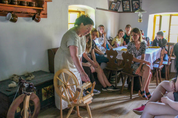 Řemeslné léto ve skanzenu Rochus: předení a tkaní